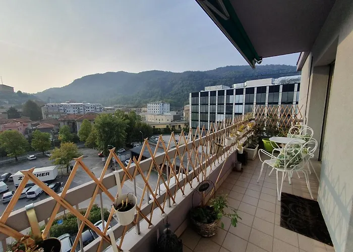 Charming Penthouse Near Como Lake