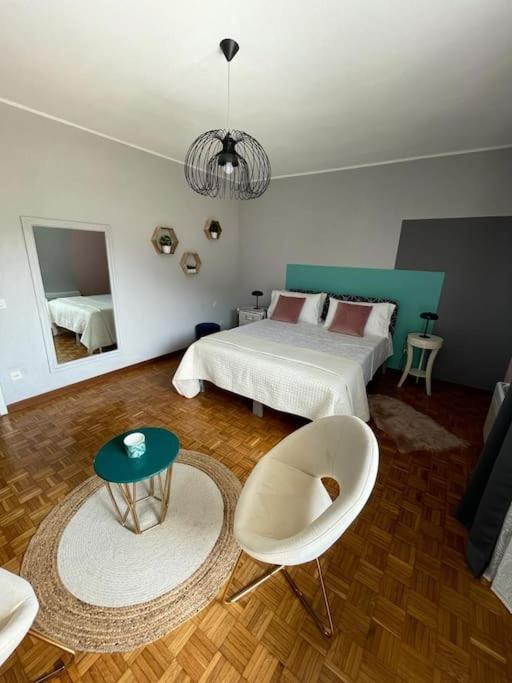 Charming Penthouse Near *